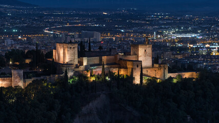 Vista de la Alhambra iluminada de noche desde el Albaicín, Granada España	