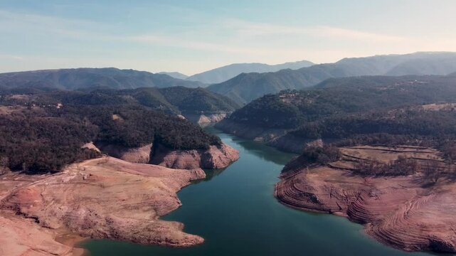 Paisaje de naturaleza lago y monta&ntilde;a