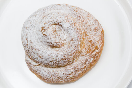 Vista cenital de una ensaimada en un plato