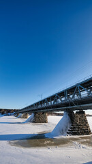 寝台列車が通る鉄橋