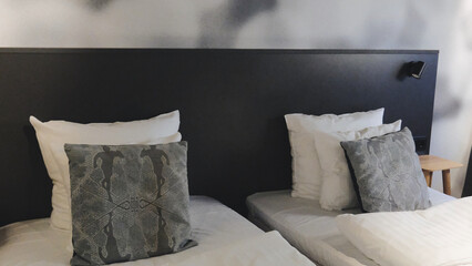 枕とクッションを置いたベッド周辺