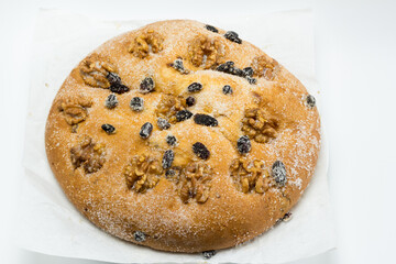 Torta de nueces y pasas con azúcar