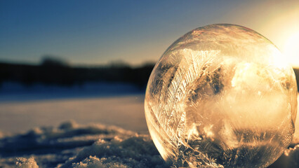 寒い雪の日にシャボン玉を凍らせた