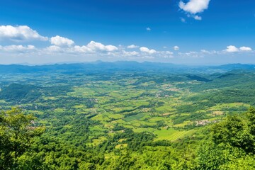 Obraz premium 広大な緑の谷と山々が広がる眺めは、晴れた日に最適なハイキングスポットを提供する。