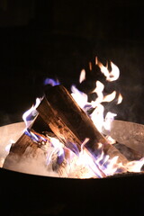 Osterfeuer in der Osternacht oder Auferstehungsfeier. Das brennende, lodernde Holz befindet sich in einer Feuerschale