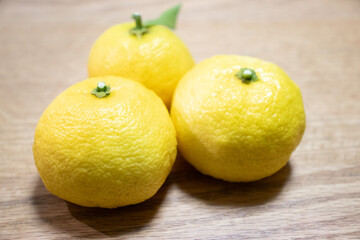 テーブルの上に置かれたユズの写真