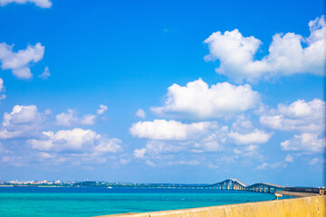 宮古ブルーが美しい海と街並み、宮古島と伊良部島を結ぶ伊良部大橋をリゾートドライブ（沖縄県宮古島市）