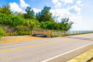 宮古ブルーが美しい海と街並み、宮古島と伊良部島を結ぶ伊良部大橋の入口（沖縄県宮古島市）