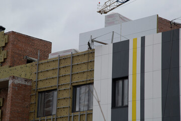 Installing thermal insulation on the wall of a new building
