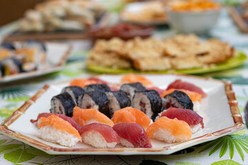 Plato de comida japonesa realizado de forma casera para un evento familiar.