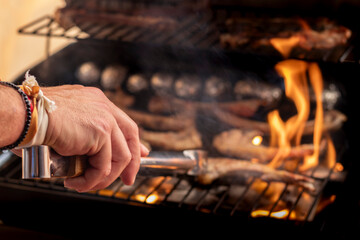 Chuletas de cordero a la brasa cocinadas en un evento familiar.