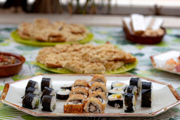 Plato de comida japonesa realizado de forma casera para un evento familiar.
