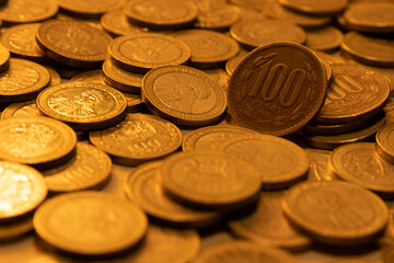 Comparison of Chilean 100-peso coins: old vs. current.