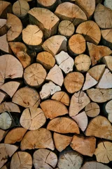 Selbstklebende Fototapeten Wooden logs with visible growth rings and rich textures create a warm, rustic pattern. This composition reflects sustainability, the beauty of nature, eco-conscious living, making it ideal for design © Nebojsa