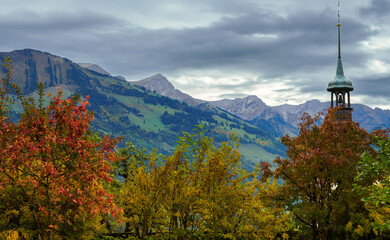 Herbstblick vom Schloss Greyerz im schweizerischen Gruyere in die Freiburger Voralpen; auf der...