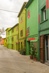 Le case colorate e i particolari del borgo di Ghizzano in provincia di Pisa