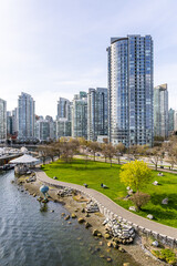 Naklejka premium Scenic View of Downtown Vancouver Skyline With Waterfront and Green Park