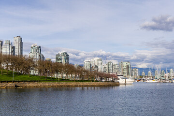 Obraz premium Scenic View of False Creek and Downtown Vancouver Skyline with Boats and Water