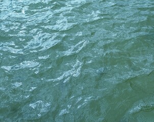 Vista superior de la superficie del mar color turquesa. Mar abierto desde arriba.