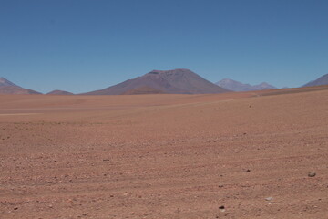 Lagoons, volcanoes and geysers in the Uyuni desert