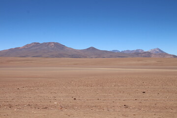 Lagoons, volcanoes and geysers in the Uyuni desert