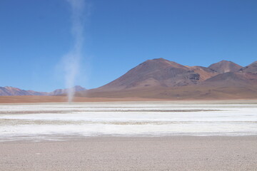 Lagoons, volcanoes and geysers in the Uyuni desert