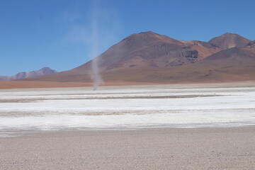 Lagoons, volcanoes and geysers in the Uyuni desert