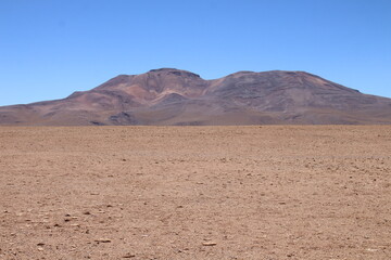 Lagoons, volcanoes and geysers in the Uyuni desert