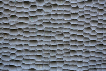 Mur décoratif avec reliefs façonnés et peint en gris
