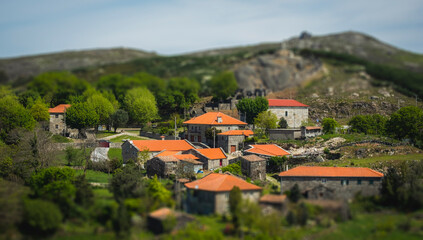 Tilt shift de casas de pedra na montanha Ger&ecirc;s