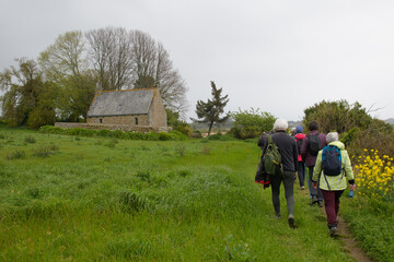 Groupe de randonneurs seniors en Bretagne