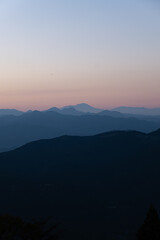 Fototapeta premium 夕暮れの連なる山並み（縦位置） - 埼玉県比企郡ときがわ町,日本
