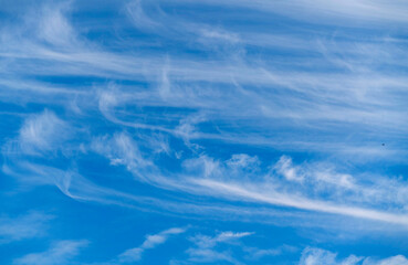 Nubes estiradas sobre un cielo azul