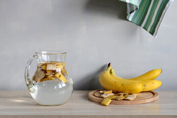 Making banana peel water: soaking banana peels for plants, a natural fertilizer rich in potassium