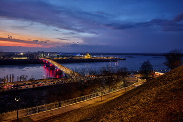 Obraz premium Sunset Over Strelka: Kanavinsky Bridge and Alexander Nevsky Cathedral