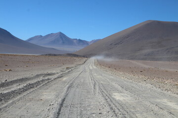 Lagoons, volcanoes and geysers in the Uyuni desert