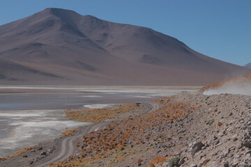 Lagoons, volcanoes and geysers in the Uyuni desert