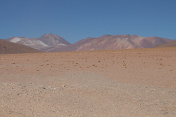 Lagoons, volcanoes and geysers in the Uyuni desert