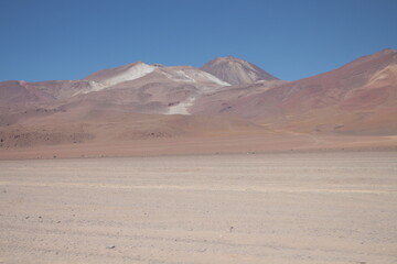 Lagoons, volcanoes and geysers in the Uyuni desert