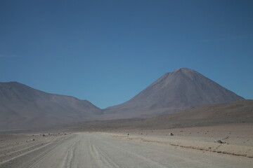 Lagoons, volcanoes and geysers in the Uyuni desert