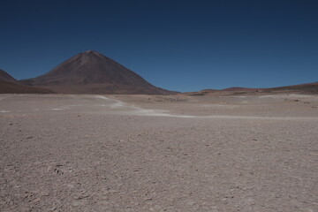 Lagoons, volcanoes and geysers in the Uyuni desert