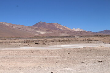 Lagoons, volcanoes and geysers in the Uyuni desert