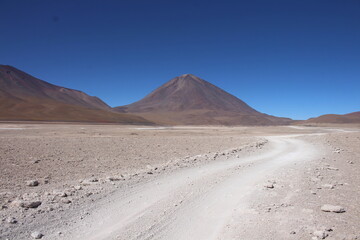 Lagoons, volcanoes and geysers in the Uyuni desert