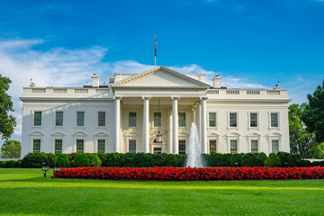 Obraz premium White House in Washington DC. The White House under blue sky. American presidents residence. Iconic White House building. Federal government. The White House and American flag.
