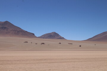 Lagoons, volcanoes and geysers in the Uyuni desert