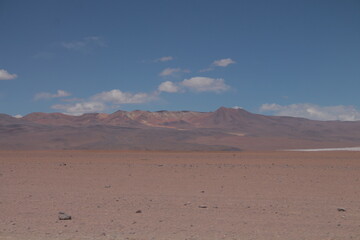 Lagoons, volcanoes and geysers in the Uyuni desert