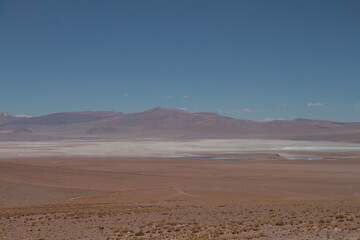 Lagoons, volcanoes and geysers in the Uyuni desert