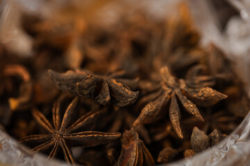Estrela de Anis  em macro cravos de cheiro compõem uma decoração sensorial em meio à tarde dourada no lounge.