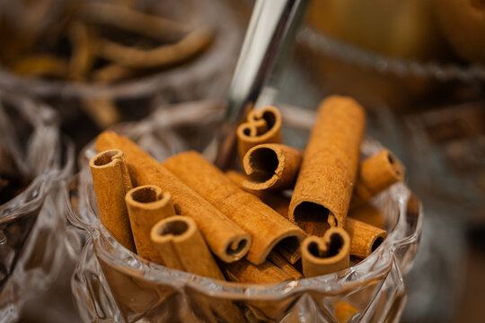 Canela em pau e cravos de cheiro comp&otilde;em uma decora&ccedil;&atilde;o sensorial em meio &agrave; tarde dourada no lounge.