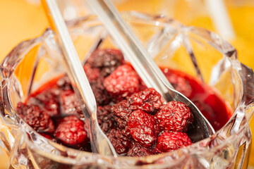 Composição vibrante de frutas vermelhas em macro, ideal para ilustrar nutrição, antioxidantes e estilo de vida saudável.